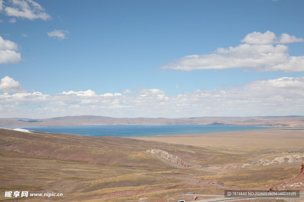 广阔草原与远处蓝色水域