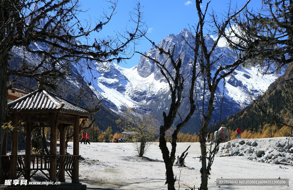 雪山下的静谧亭景
