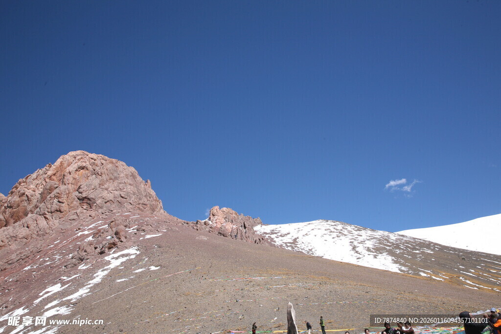 壮丽雪山旁的棕褐山峰