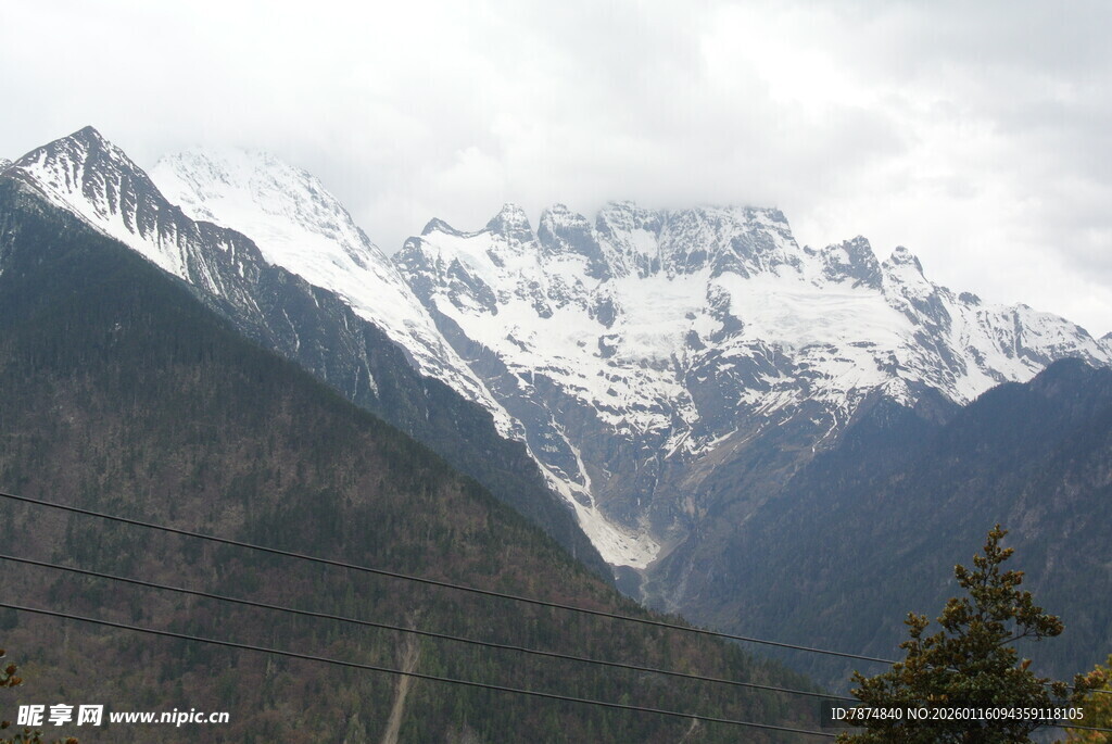 壮丽雪山山脉景观