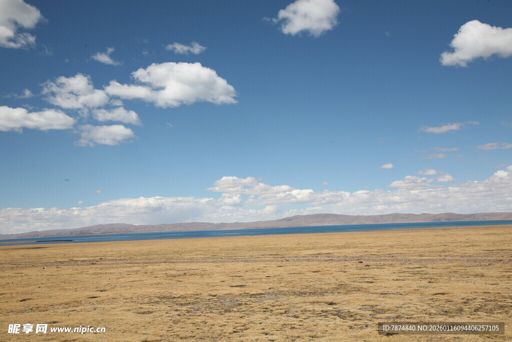 广袤荒原上的晴朗蓝天