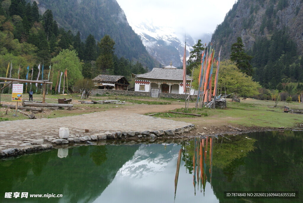 山间湖畔的宁静小屋