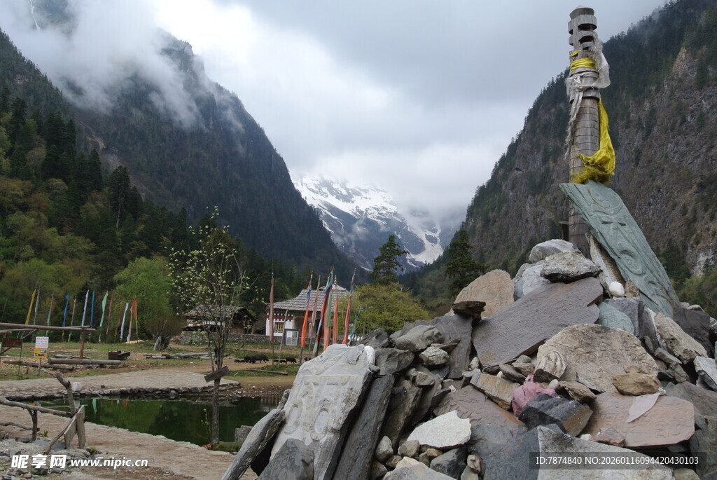 山间经幡堆 藏地风光景