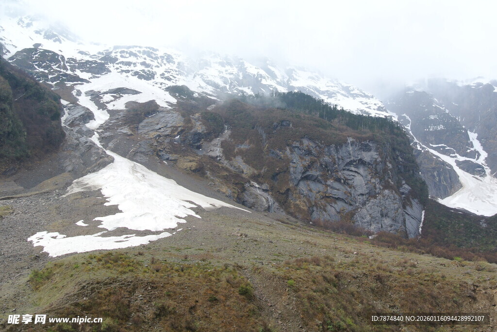 雪山环绕的壮丽山间景色