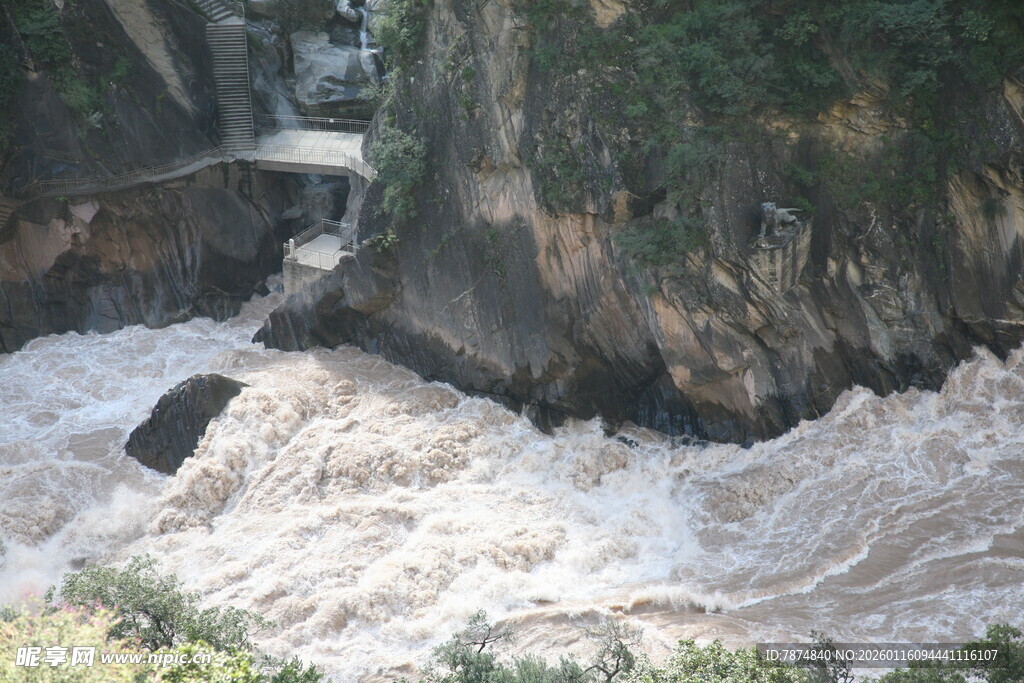 湍急溪流冲击岩石场景
