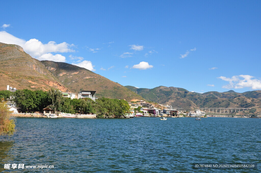 湖畔山景风光秀丽