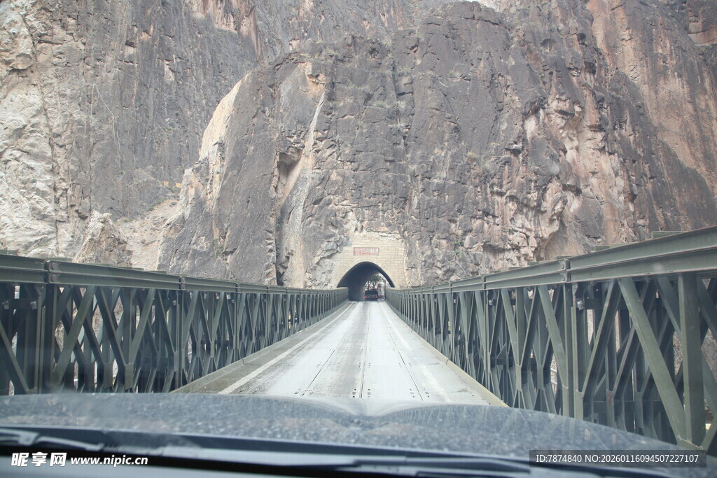 驾车驶向山间隧道