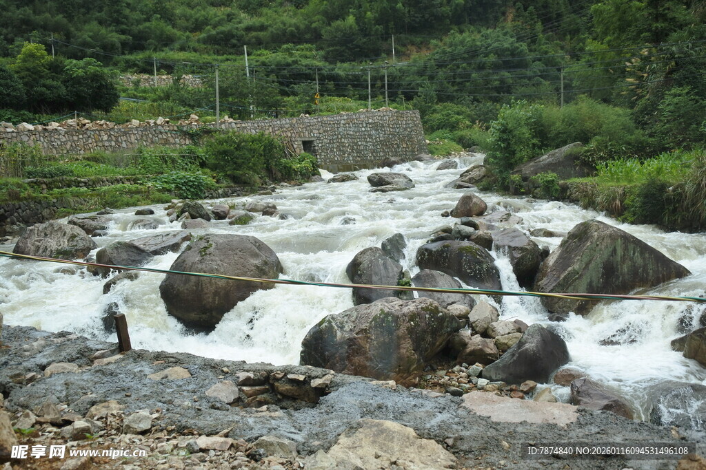 山间湍急溪流与嶙峋怪石