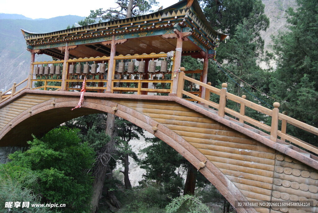 古雅木桥横跨山水间