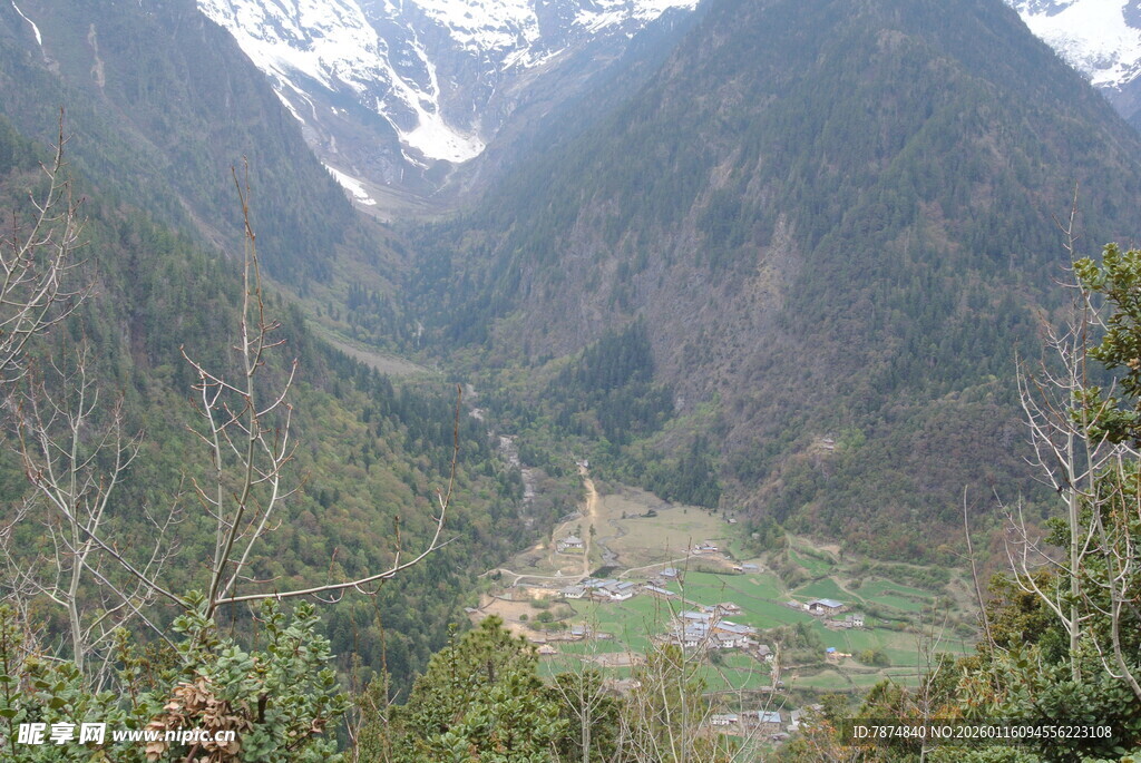 山谷间的村落与壮丽山脉