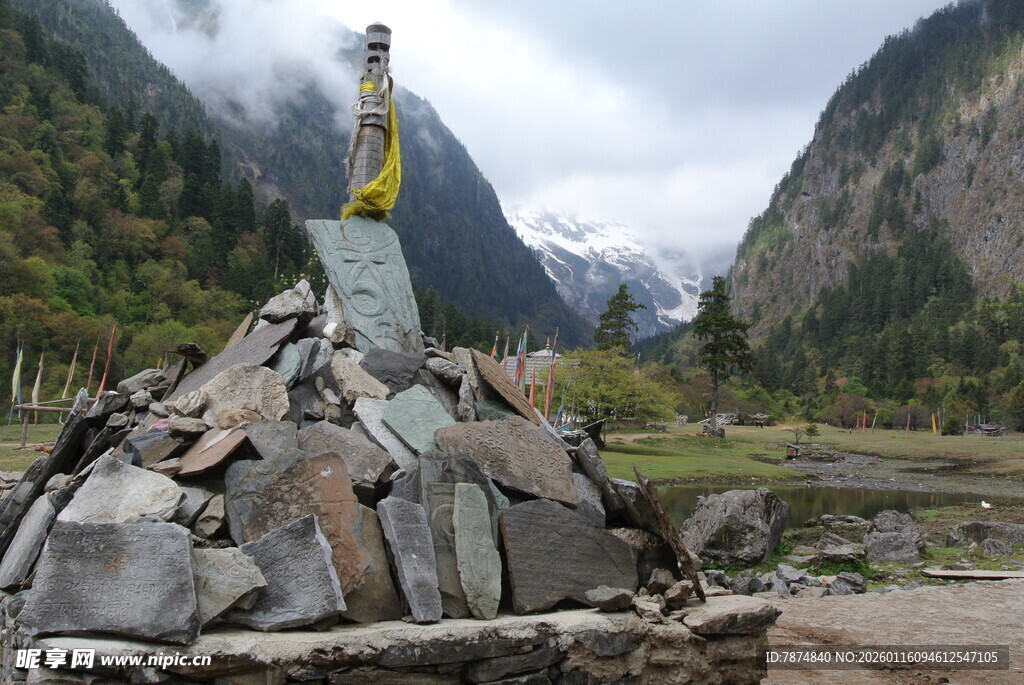 山间石堆与远方山峦