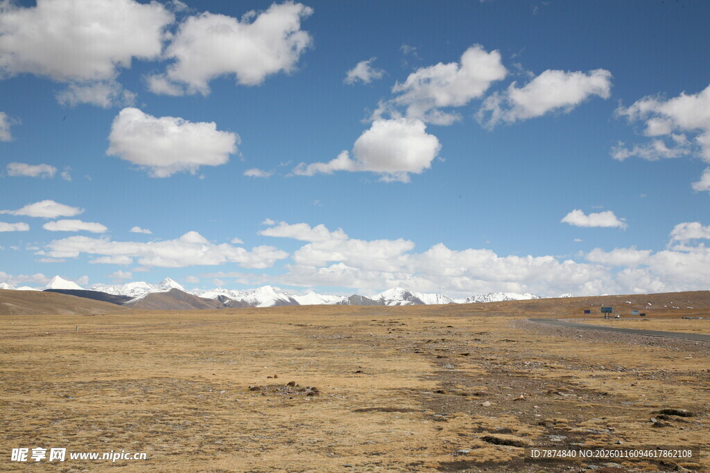 广袤荒原上的蓝天白云