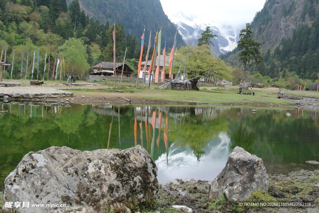 山间湖畔藏式建筑美景