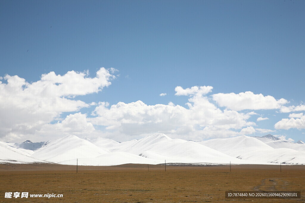 蓝天草原上的白云