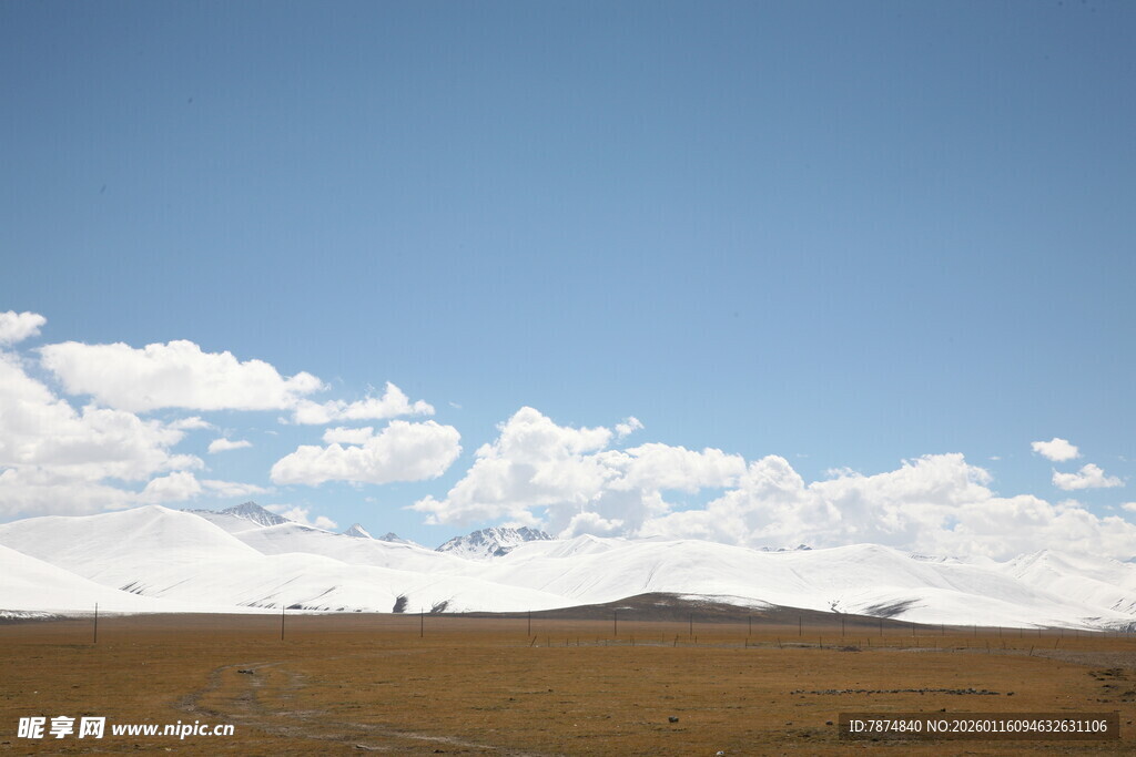 蓝天旷野间的白云美景