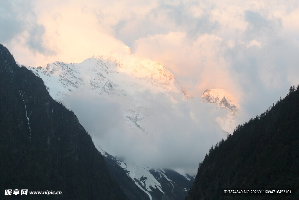 雪山云海壮丽黄昏景色