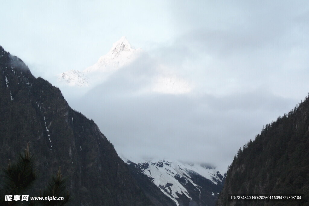 山间云雾缭绕的壮丽景色