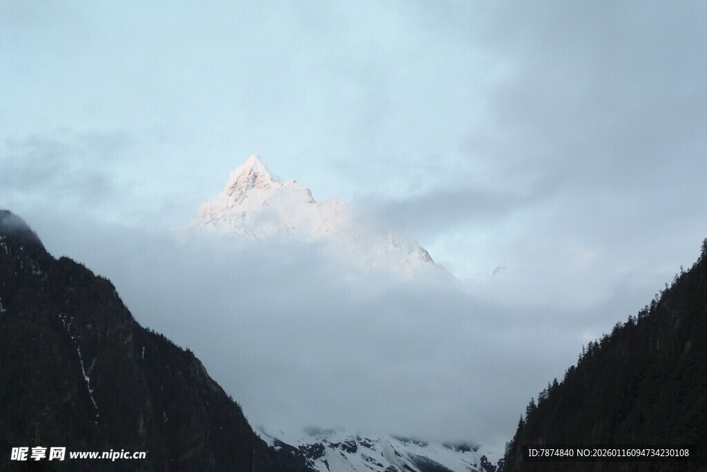 云雾缭绕中的巍峨山峰