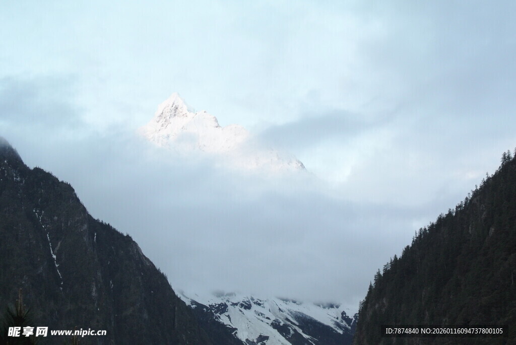 山间云雾缭绕的壮丽景色