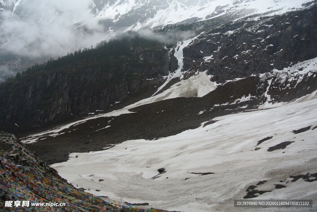 雪山山谷壮丽自然景观
