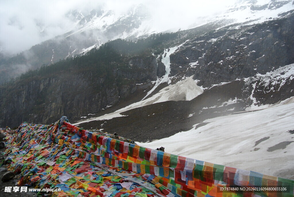 雪山下的五彩经幡