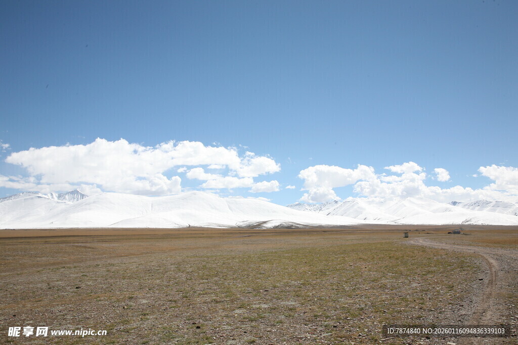 草原旷野蓝天白云之路