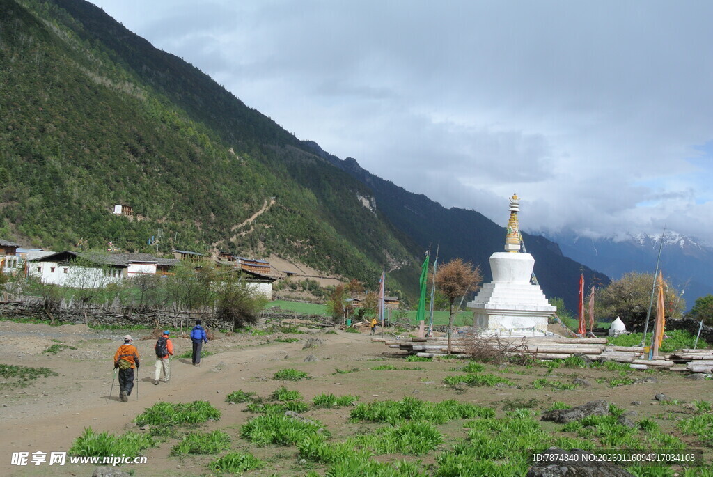 山间白塔旁的徒步场景