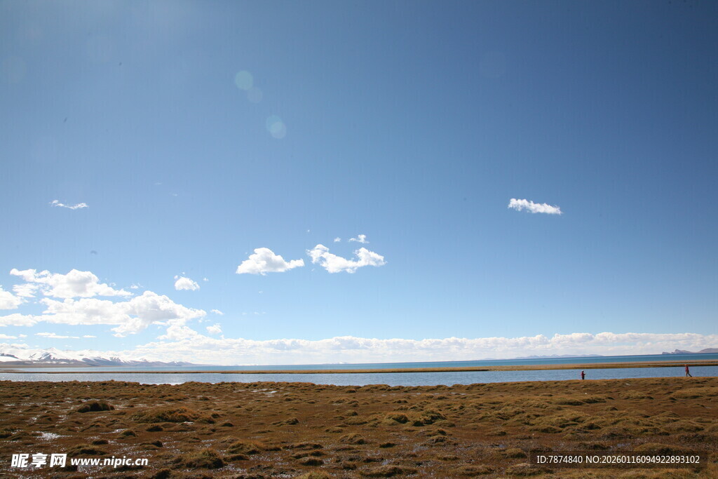 蓝天旷野下的开阔自然景观