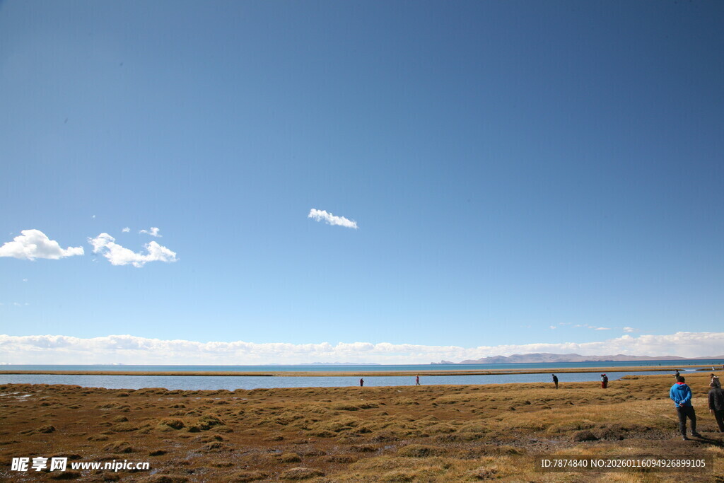 广阔草原上的远足者