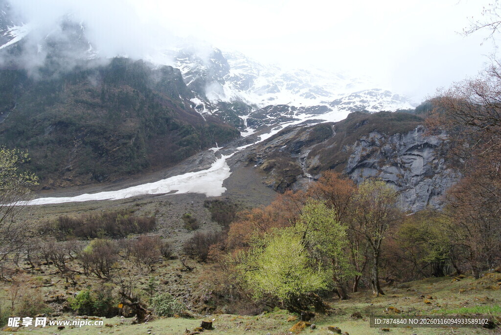 山间云雾缭绕的多彩景致