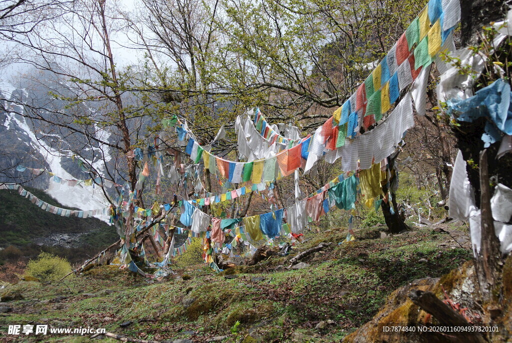 山间飘扬的五彩经幡