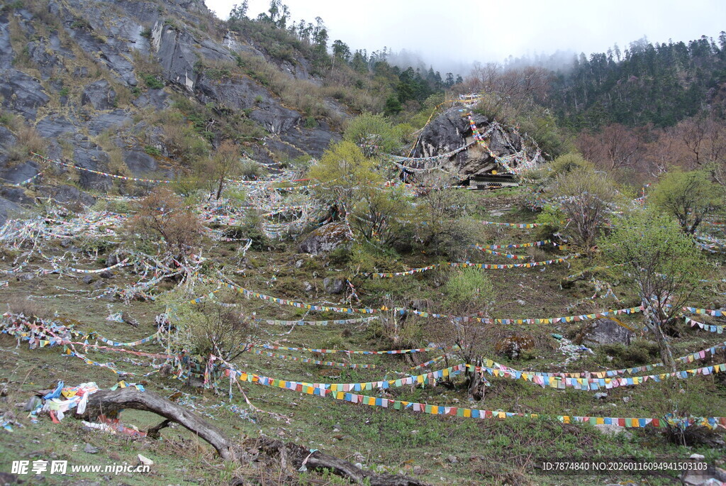 山间梯田与经幡景观