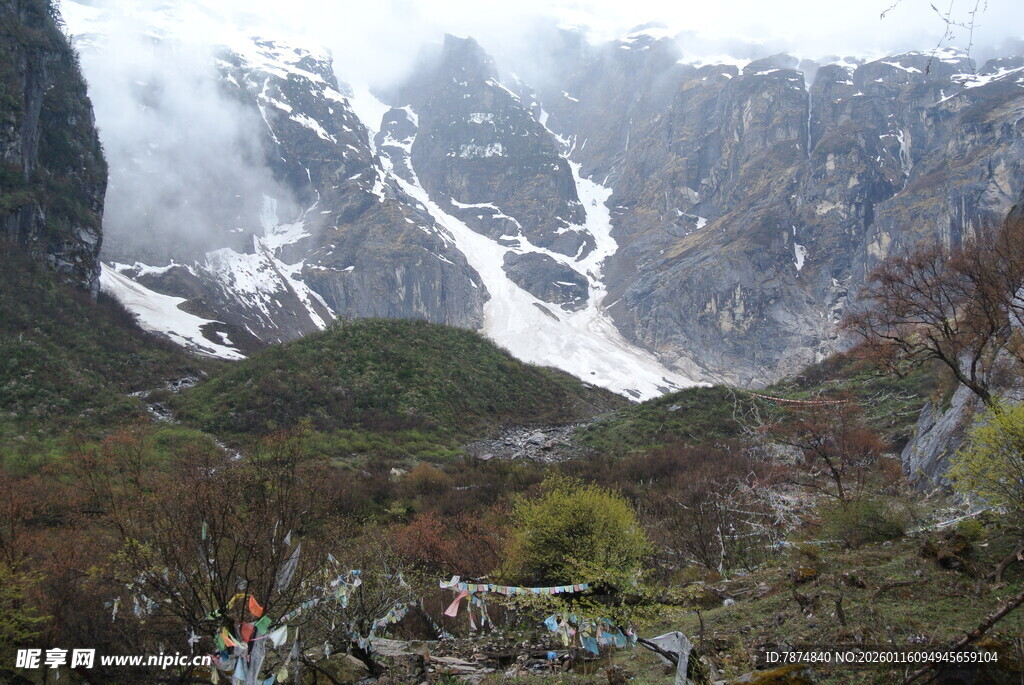 雪山下的山间景致