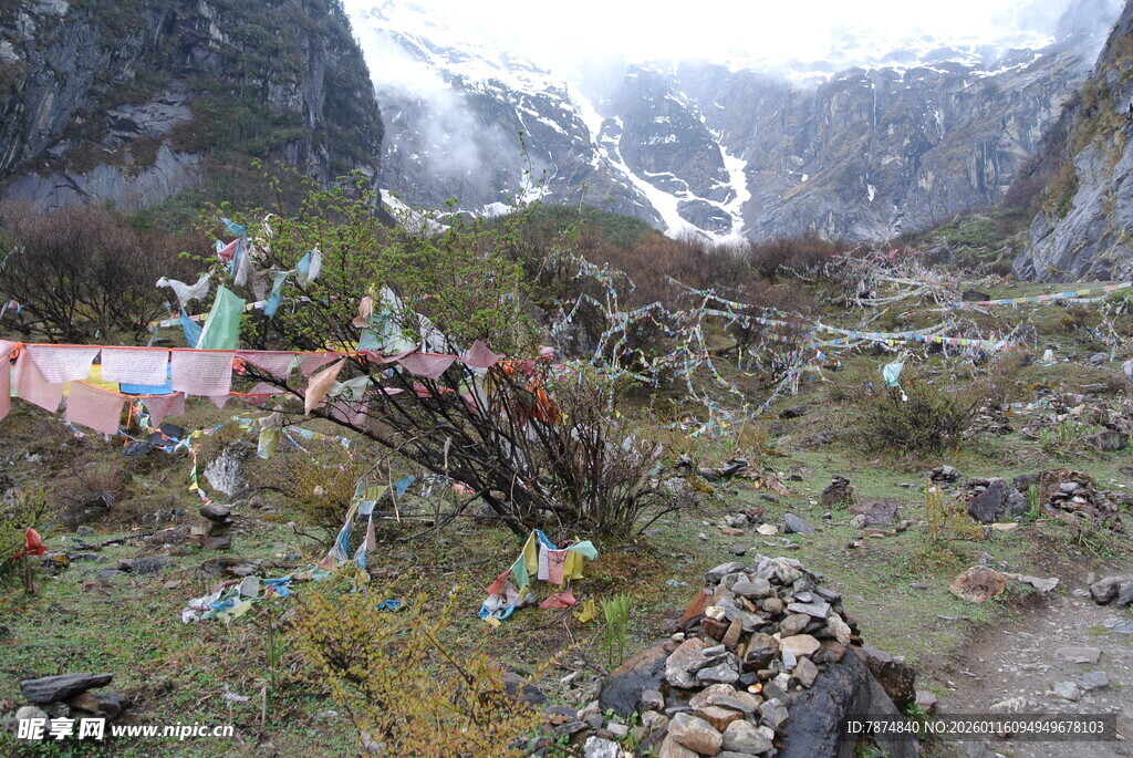 山间经幡与自然景观