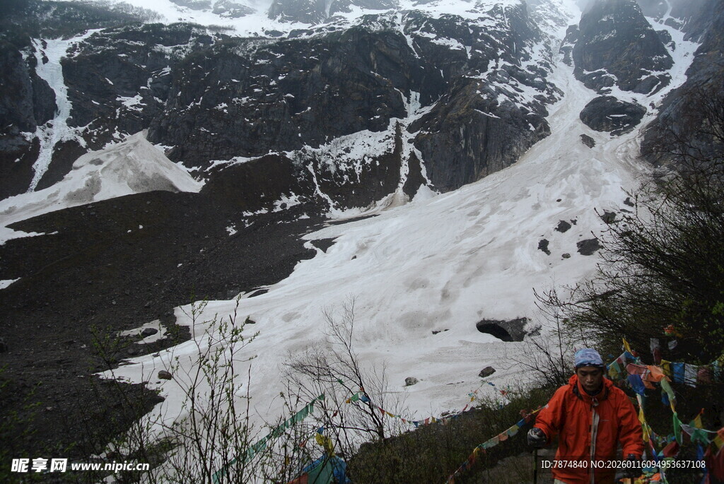雪山徒步者的壮丽风景