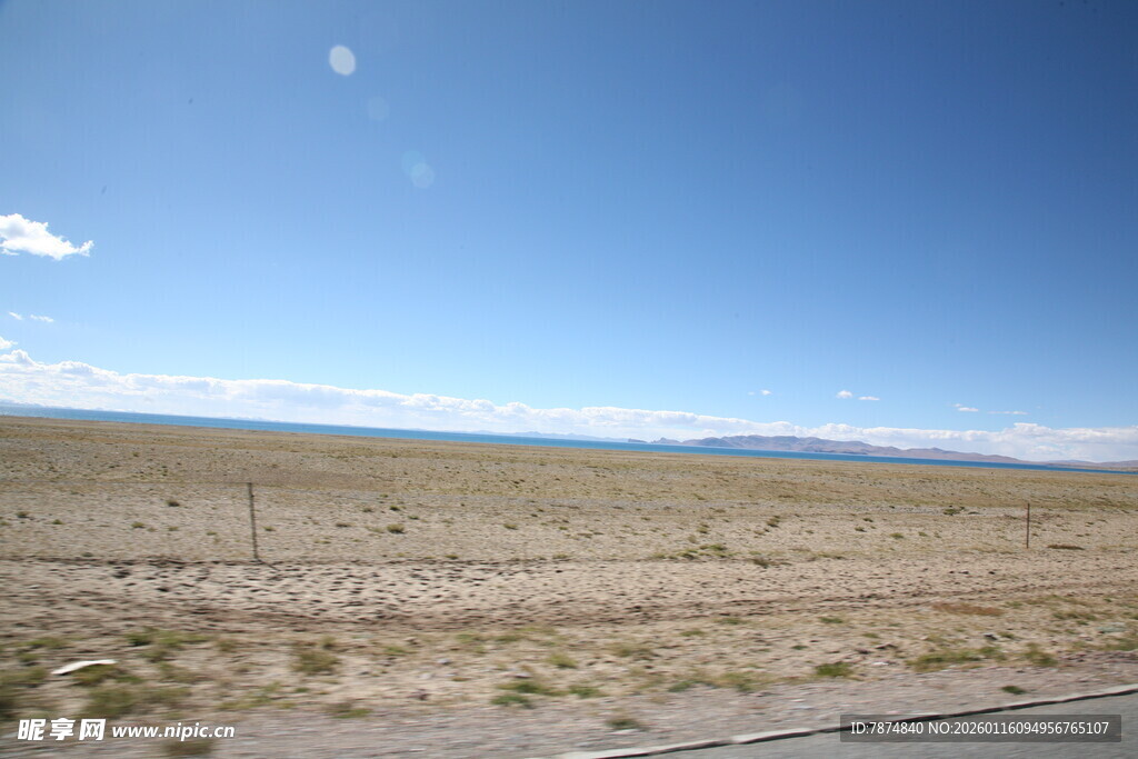 公路边的开阔旷野风景