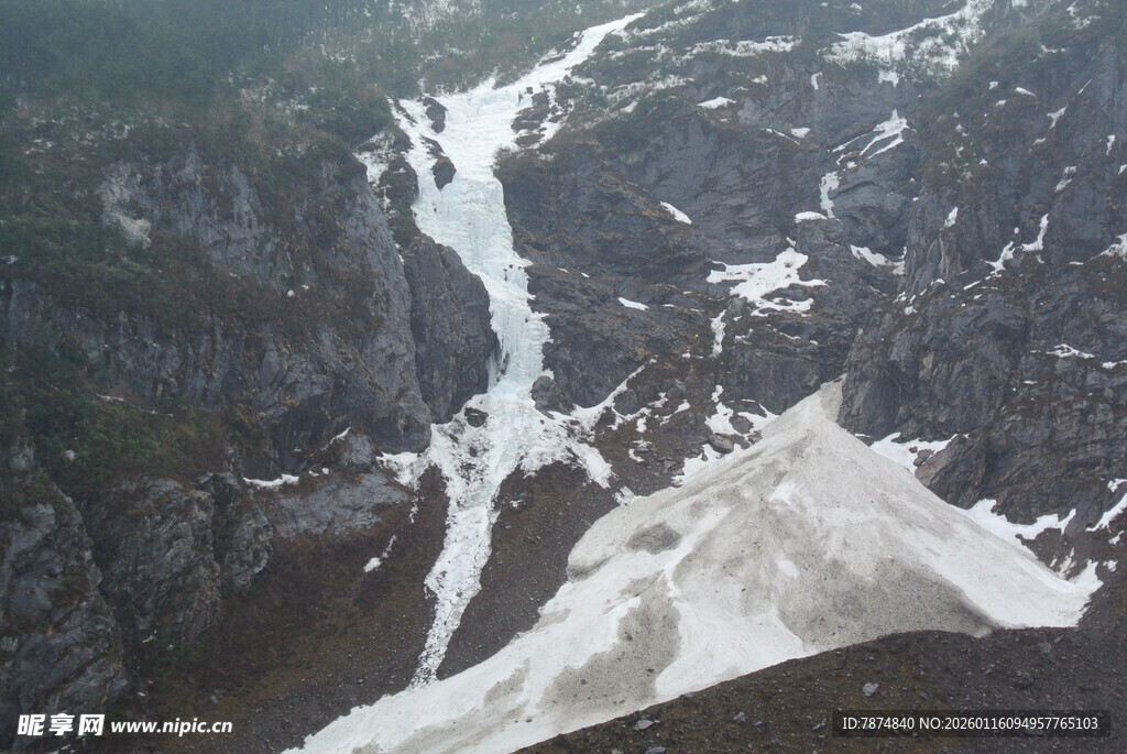 高山冰雪瀑布壮丽景观