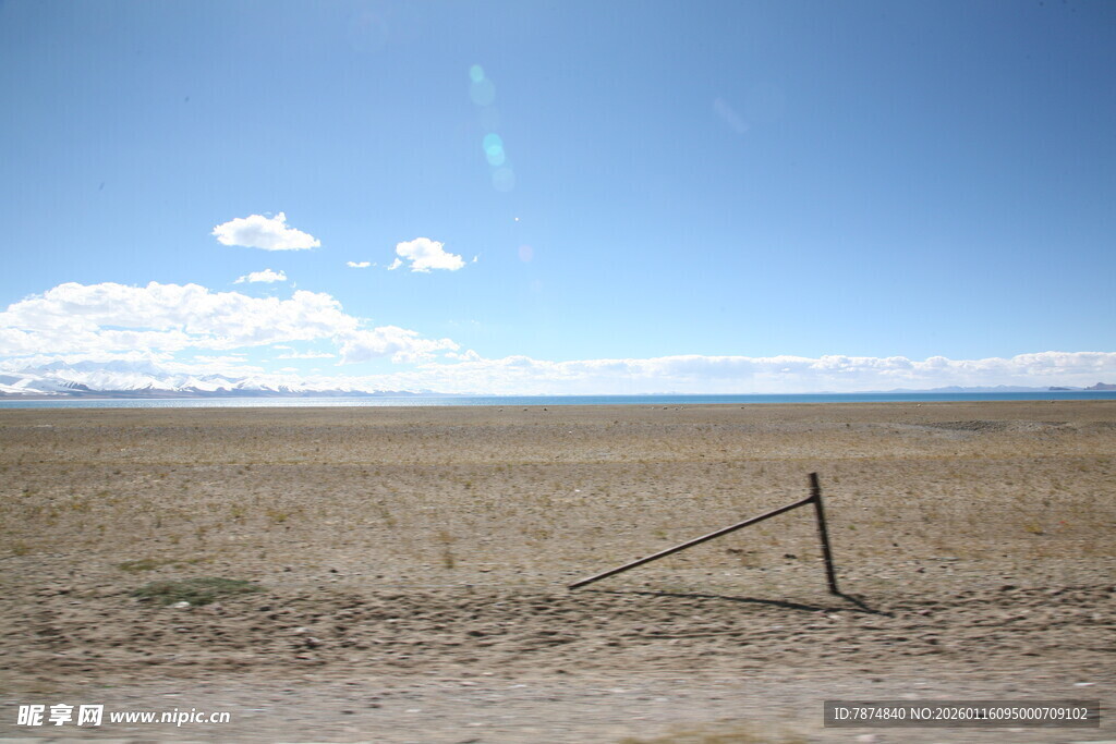 空旷原野中的倾斜木杆