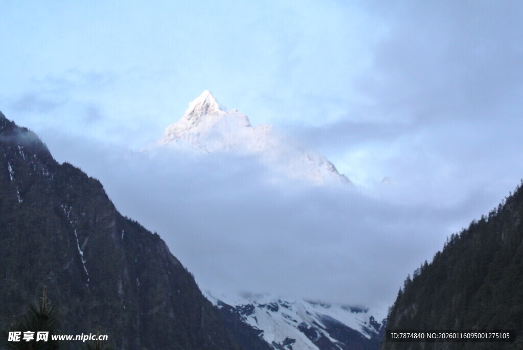 雪山云海中的壮丽山峰