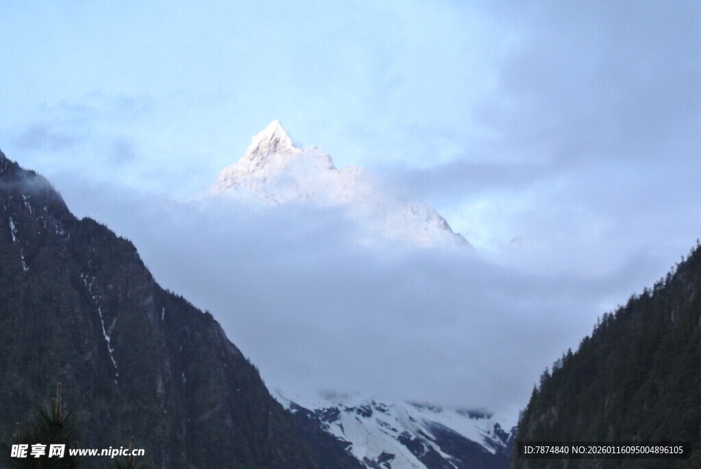 雪山云雾缭绕的壮美景色