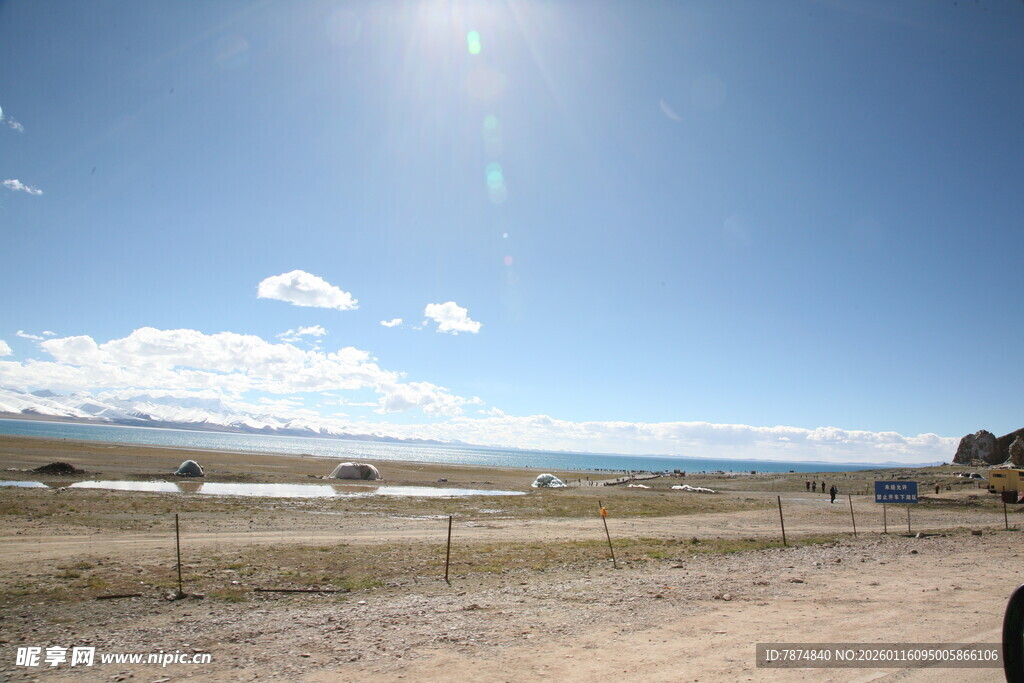 草原风光下的开阔天地