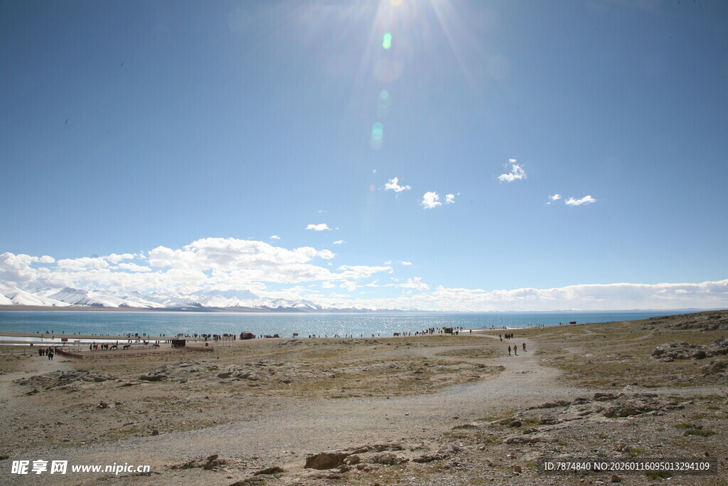 广阔沙滩与蓝天海景画面