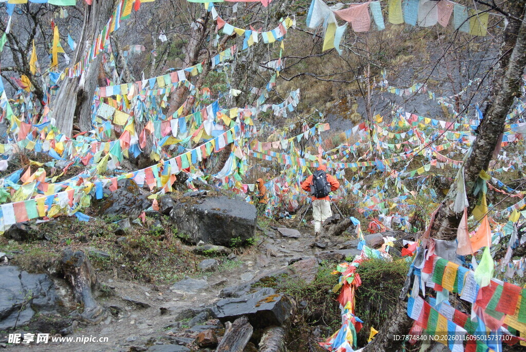 山间五彩经幡随风飘动