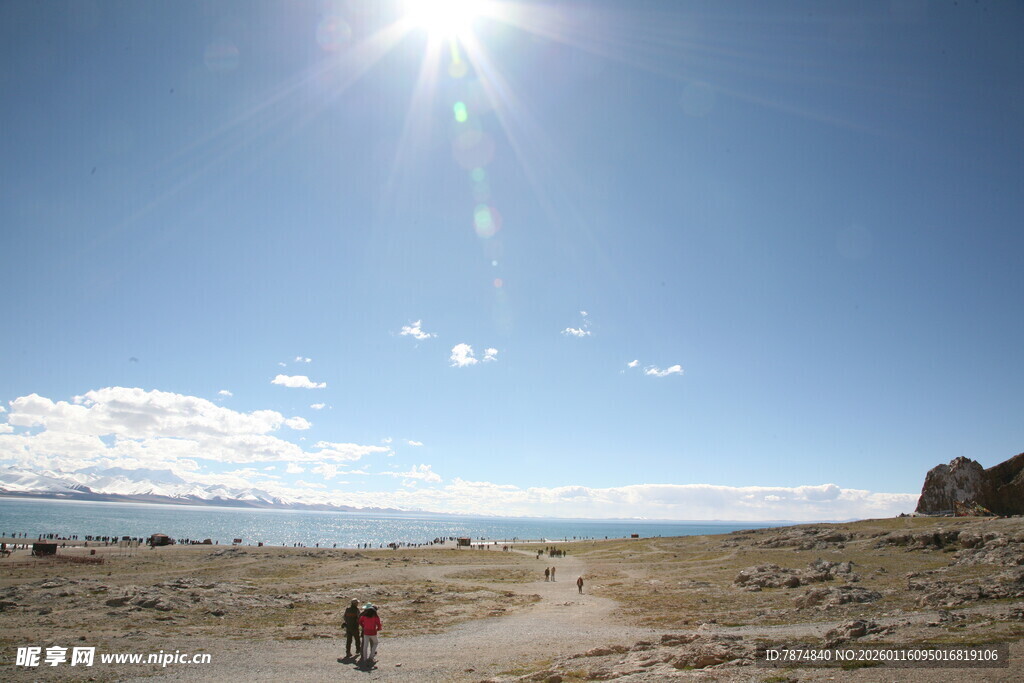 阳光下的户外徒步场景
