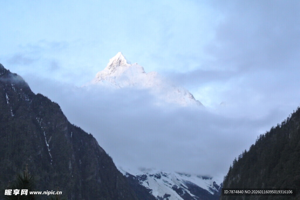 雪山云雾缭绕的壮丽景致