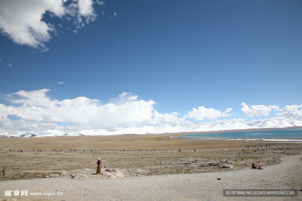 广阔荒原上的壮美蓝天景象