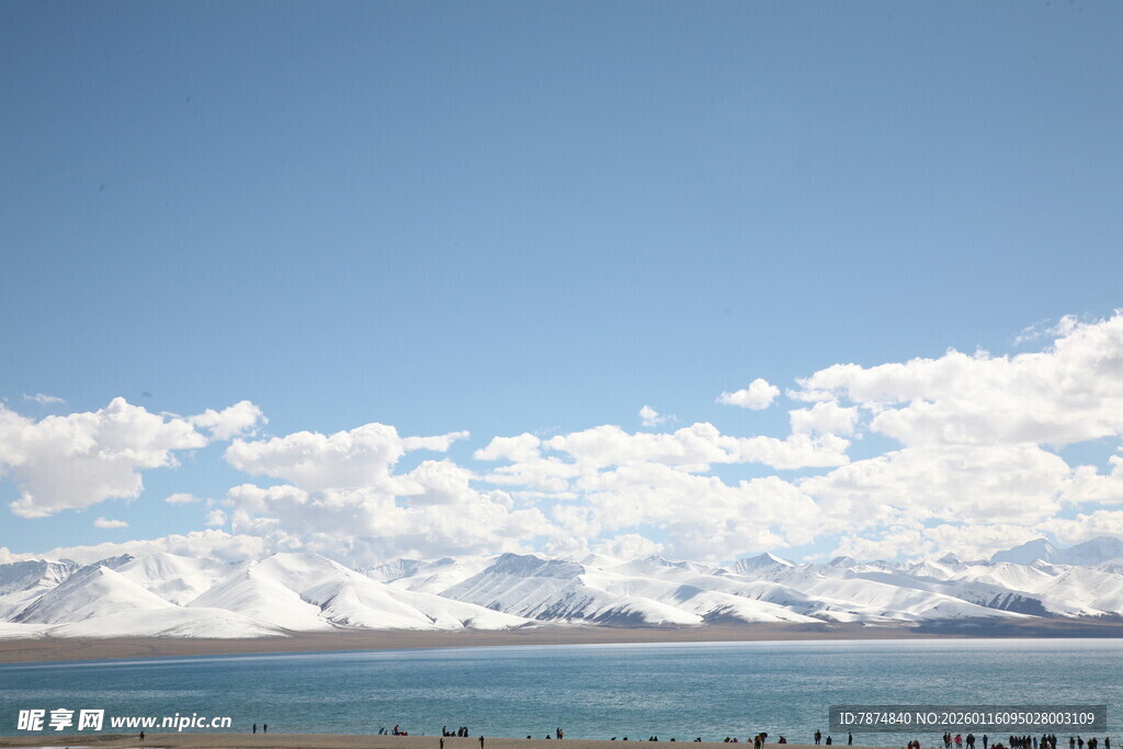 蓝天碧水间的美丽湖景