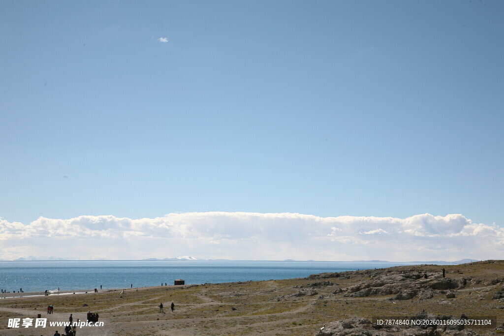 广阔草原上的蓝天与远海