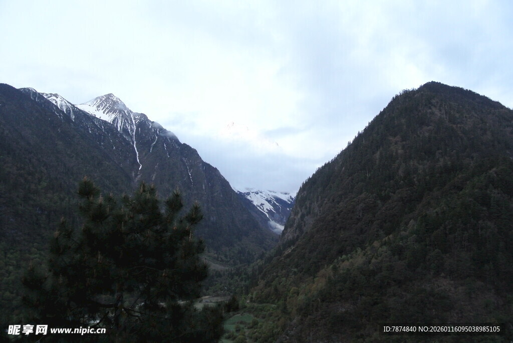 壮丽山景 云雾缭绕山谷