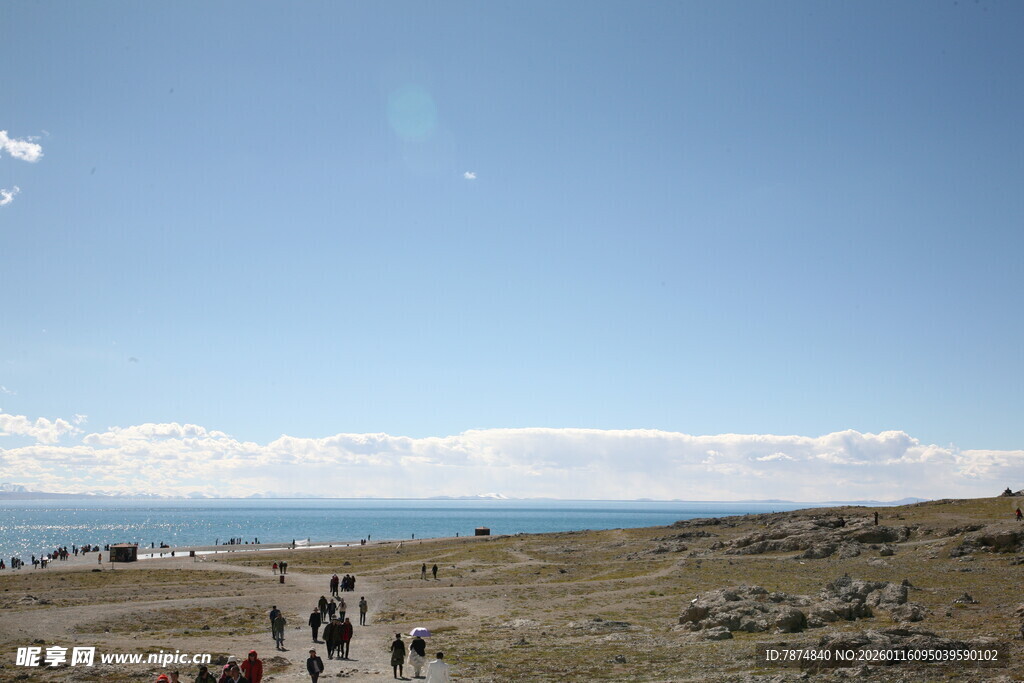 草原漫步的人群与广阔蓝天